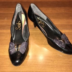 Selby black pumps
